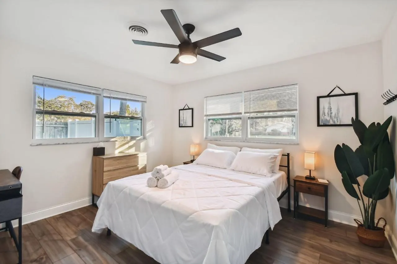 Plush Sheets, Games!, Huge Backyard, Massage Chair Tampa Holiday home