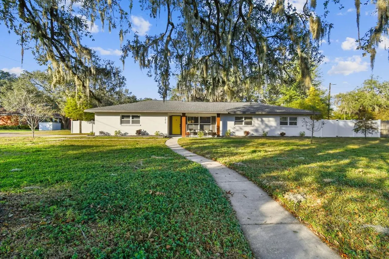 Holiday home Plush Sheets, Games!, Huge Backyard, Massage Chair Tampa