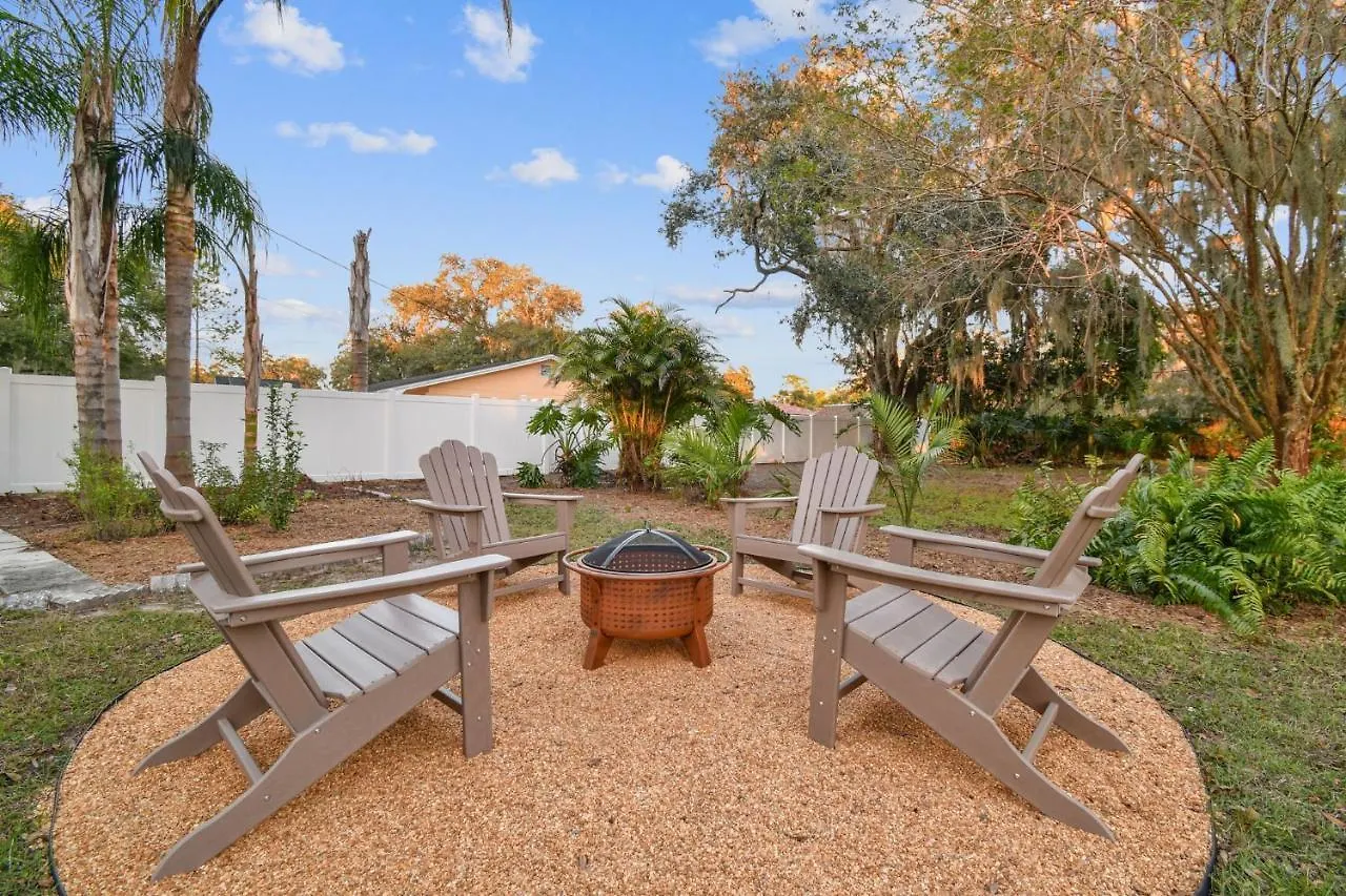 Plush Sheets, Games!, Huge Backyard, Massage Chair Tampa Holiday home